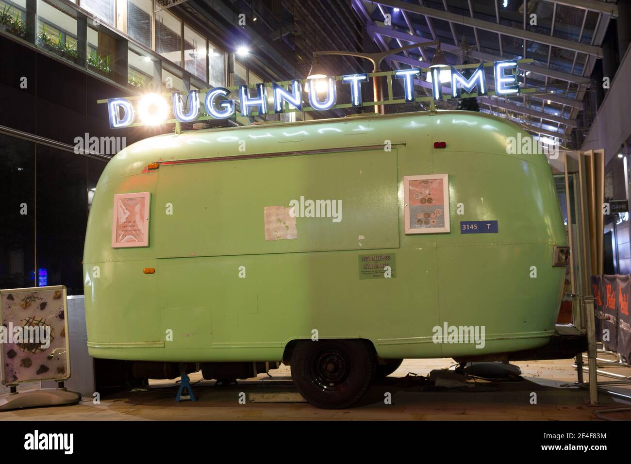 Le camion Donut Time dans le centre commercial de westfield est fermé pour cause Covid-19 Londres Banque D'Images