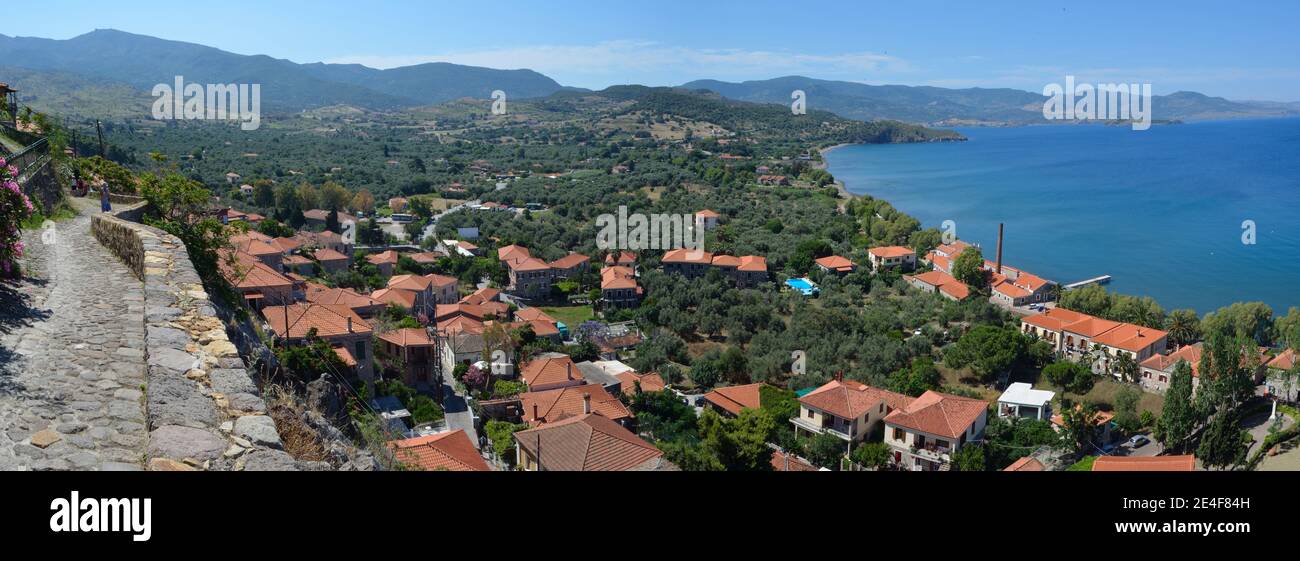 Hôtels et le front de mer de la célèbre maison de vacances detination de Molyvos . Banque D'Images