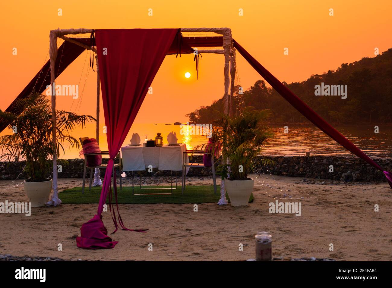 belvédère pour se détendre sur la plage au coucher du soleil, un dîner romantique dans l'intimité Banque D'Images
