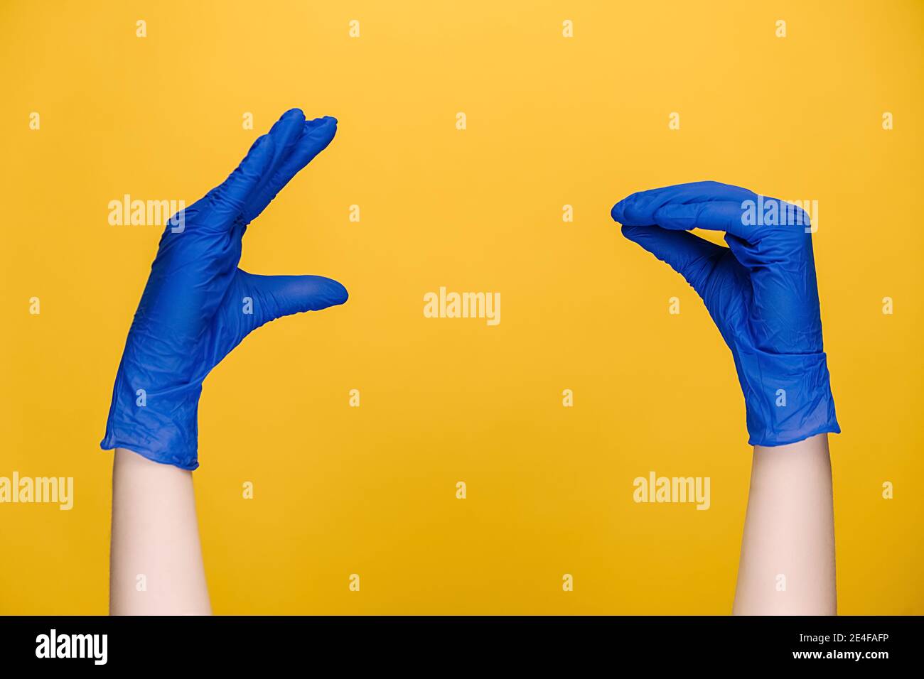 Gros plan d'un homme qui parle les uns avec les autres, vêtu de gants de  protection médicale bleus, isolé sur fond jaune de studio avec espace de  copie Photo Stock - Alamy