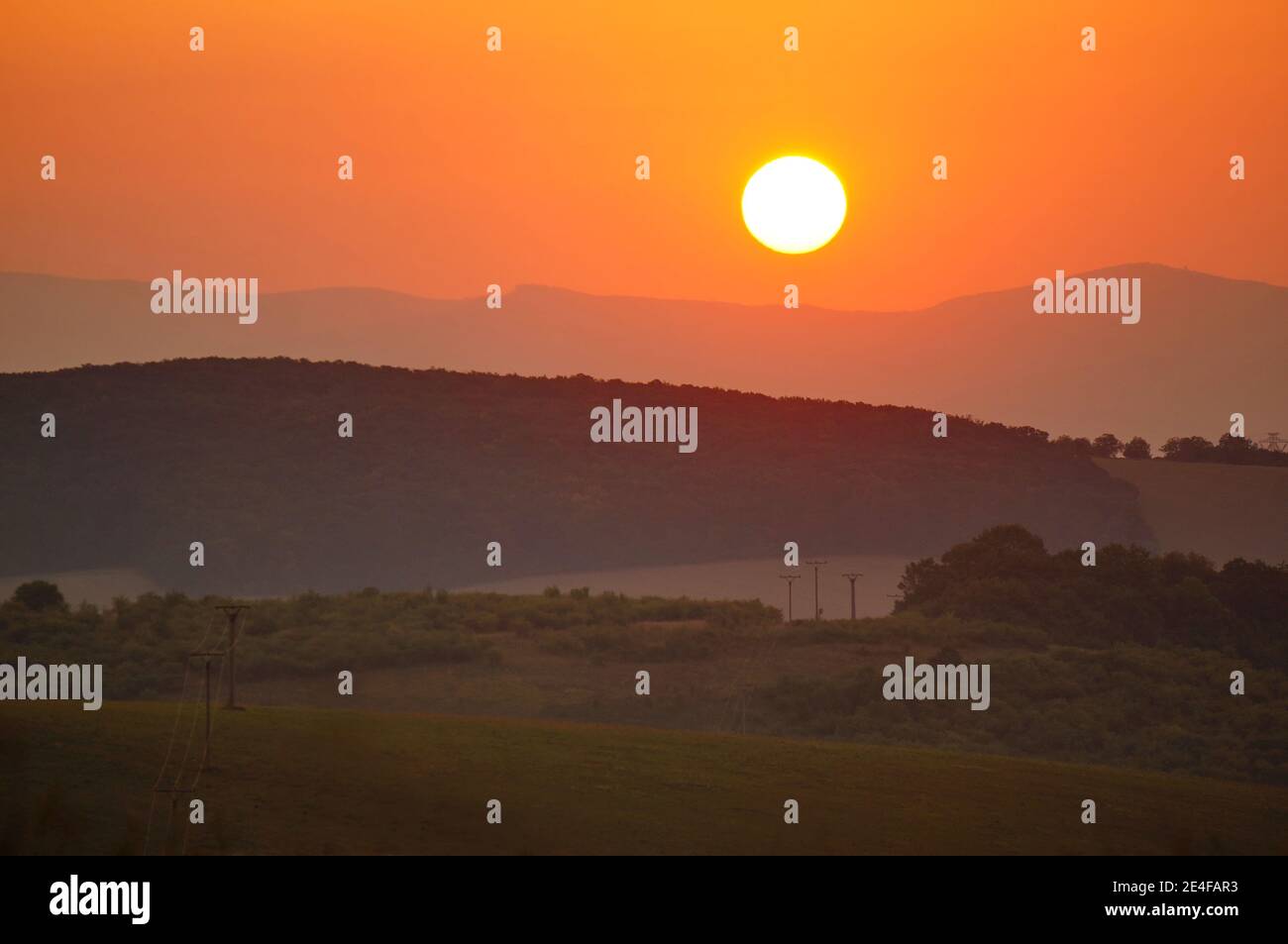 Magnifique lever de soleil d'été coloré dans la pittoresque campagne vallonnée slovaque Banque D'Images