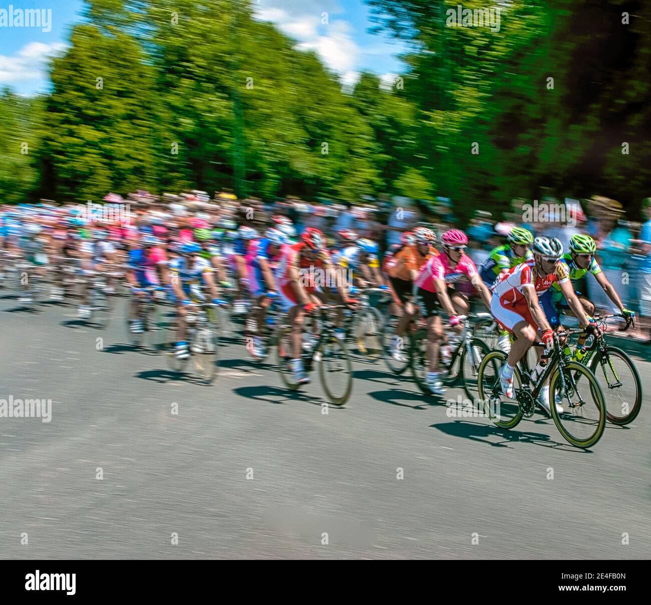 Le peleton principal du Tour de France, qui traverse la campagne française en Provence. Banque D'Images
