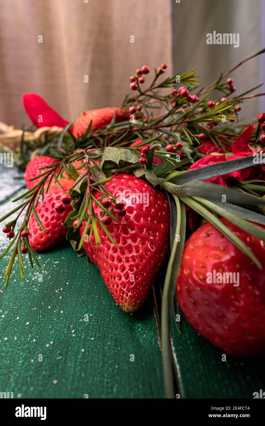 fraises et fleurs rouges, fruits en forme de coeur, sucre et fruits Banque D'Images