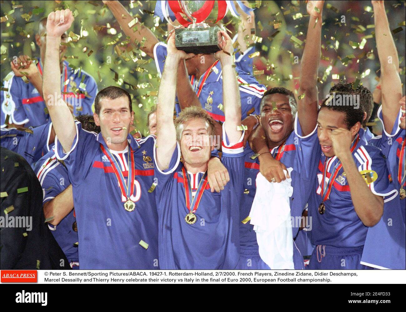 © Peter S. Bennett/Sporting Pictures/ABACA. 19427-1. Rotterdam-pays-Bas, 2/7/2000. Les joueurs français, Zinedine Zidane, Didier Deschamps, Marcel Desailly et Thierry Henry célèbrent leur victoire contre l'Italie lors de la finale de l'Euro 2000, championnat européen de football. Banque D'Images