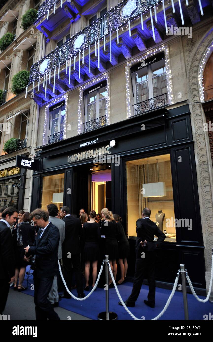 Atmosphère pendant le lancement de la boutique phare de Montblanc Paris - cocktail d'inauguration, à Paris, en France, le 1er octobre 2009. Photo de Christophe Guibbbaud/ABACAPRESS.COM Banque D'Images