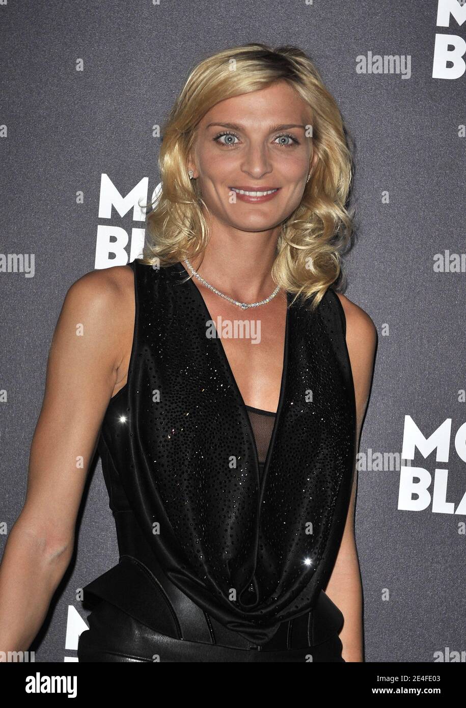 Sara Marchal participe à la fête du cocktail d'inauguration de la Boutique phare de Montblanc Paris, le 1er octobre 2009, à Paris, en France. Photo de Christophe Guibbbaud/ABACAPRESS.COM Banque D'Images