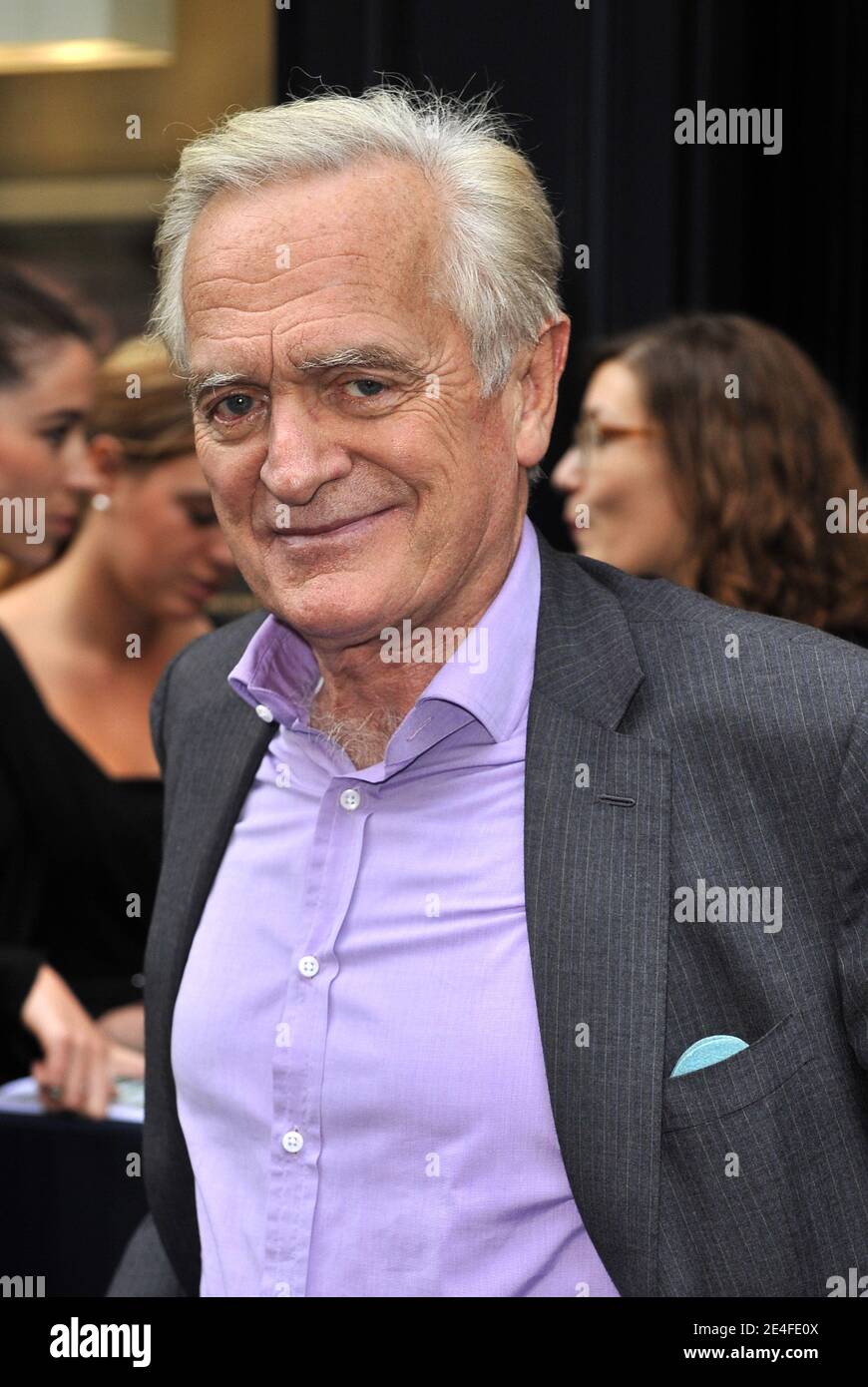 Philippe Labro participe au cocktail d'inauguration de la boutique phare de Montblanc Paris, le 1er octobre 2009, à Paris, en France. Photo de Christophe Guibbbaud/ABACAPRESS.COM Banque D'Images