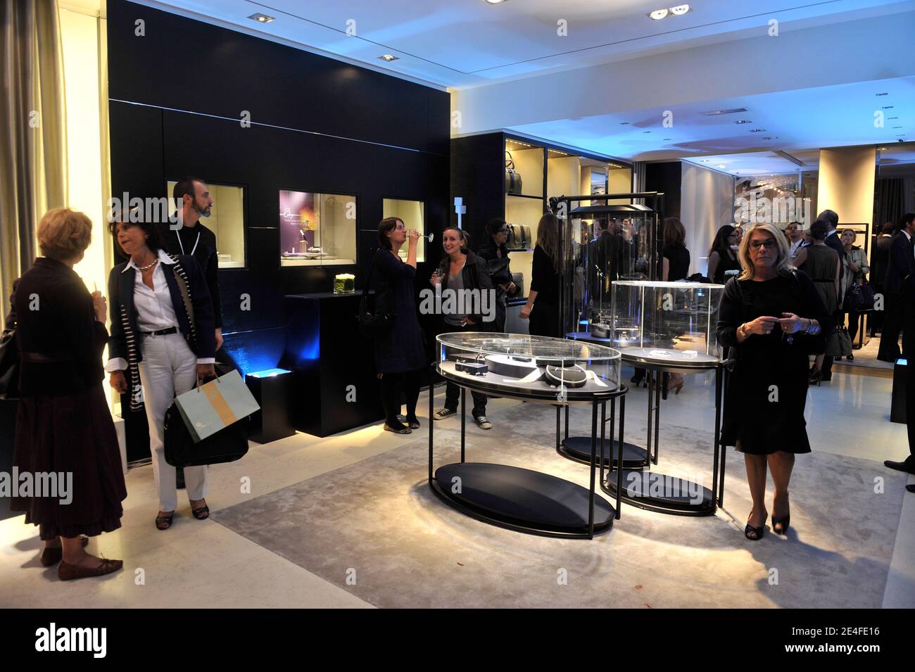 Atmosphère pendant le lancement de la boutique phare de Montblanc Paris - cocktail d'inauguration, à Paris, en France, le 1er octobre 2009. Photo de Christophe Guibbbaud/ABACAPRESS.COM Banque D'Images