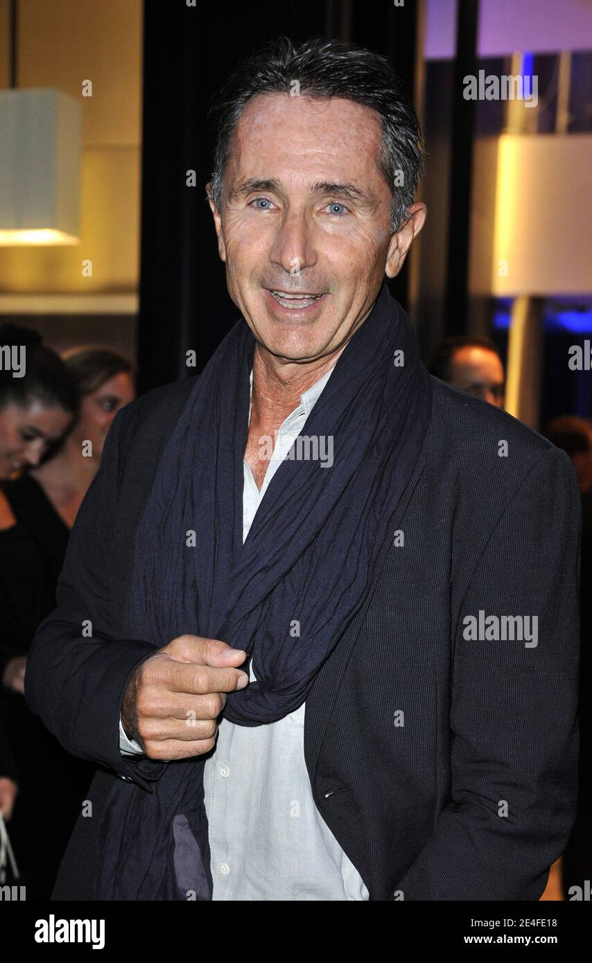 Thierry Lhermitte assiste au cocktail d'inauguration de la boutique phare de Montblanc Paris, à Paris, le 1er octobre 2009. Photo de Christophe Guibbbaud/ABACAPRESS.COM Banque D'Images