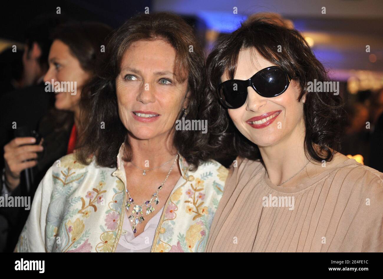 Jacqueline Bisset et Juliette Binoche assistent à la fête de lancement de la boutique phare de Montblanc Paris - cocktail d'inauguration, à Paris, en France, le 1er octobre 2009. Photo de Christophe Guibbbaud/ABACAPRESS.COM Banque D'Images