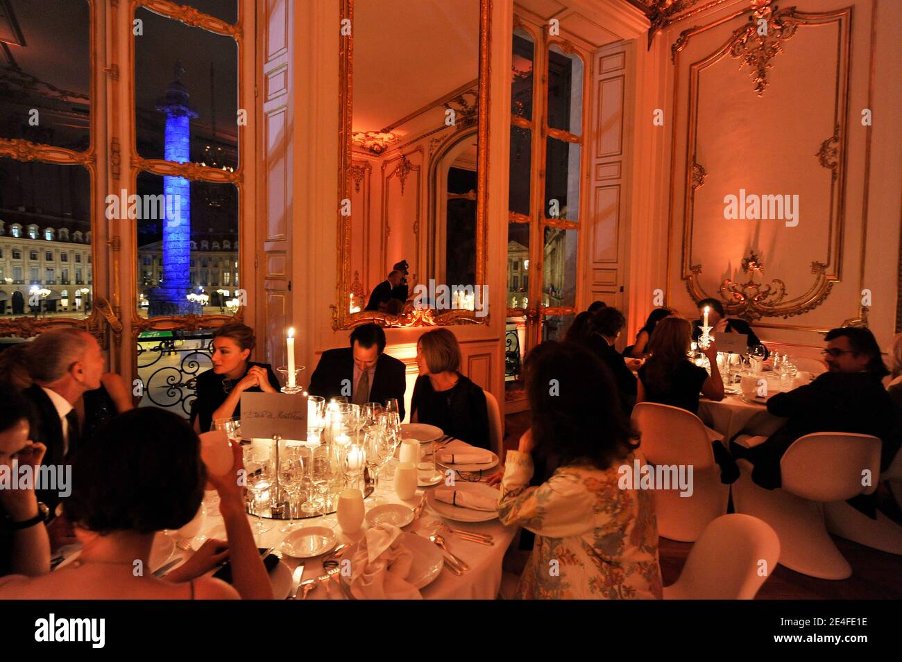 Atmosphère pendant le lancement de la boutique phare de Montblanc Paris - cocktail d'inauguration, à Paris, en France, le 1er octobre 2009. Photo de Christophe Guibbbaud/ABACAPRESS.COM Banque D'Images
