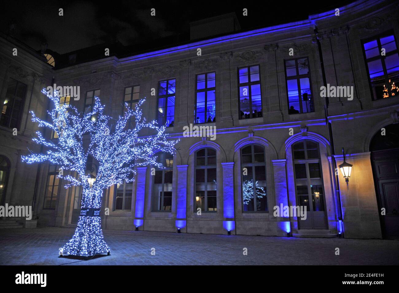 Atmosphère pendant le lancement de la boutique phare de Montblanc Paris - cocktail d'inauguration, à Paris, en France, le 1er octobre 2009. Photo de Christophe Guibbbaud/ABACAPRESS.COM Banque D'Images