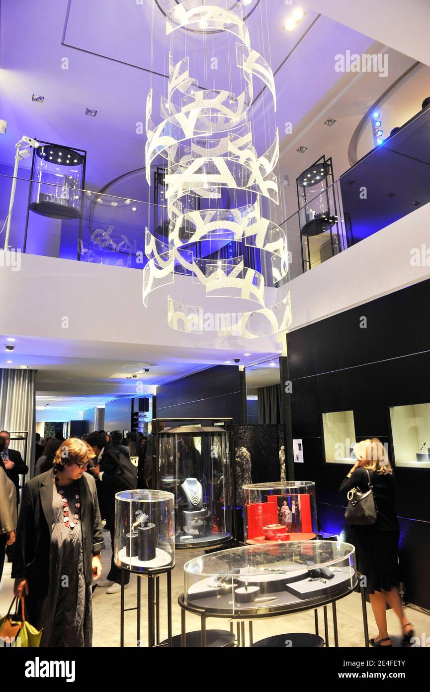 Atmosphère pendant le lancement de la boutique phare de Montblanc Paris - cocktail d'inauguration, à Paris, en France, le 1er octobre 2009. Photo de Christophe Guibbbaud/ABACAPRESS.COM Banque D'Images