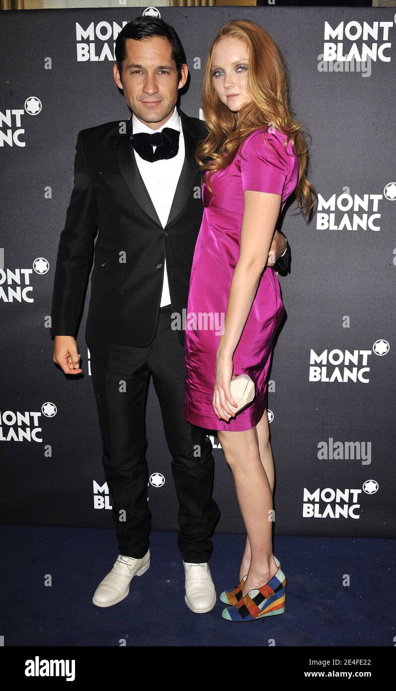Lily Cole avec son petit ami Enrique Murciano assister au Montblanc Paris Flagship Boutique Launch - inauguration cocktail party, à Paris, France, le 1er octobre 2009. Photo de Christophe Guibbbaud/ABACAPRESS.COM Banque D'Images