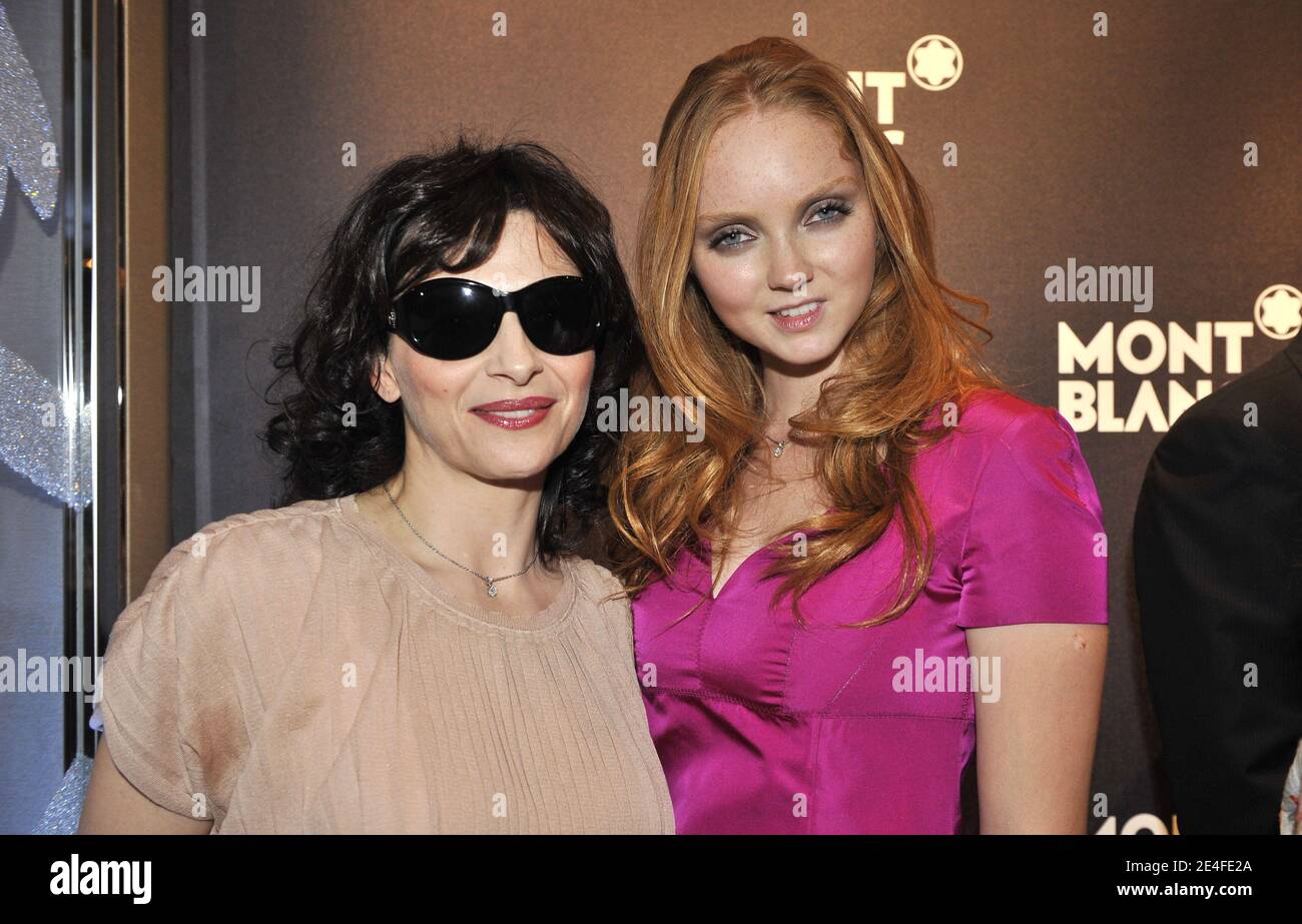 Juliette Binoche et Lily Cole assistent à la fête de lancement de la Boutique phare de Montblanc Paris - cocktail d'inauguration, à Paris, le 1er octobre 2009. Photo de Christophe Guibbbaud/ABACAPRESS.COM Banque D'Images