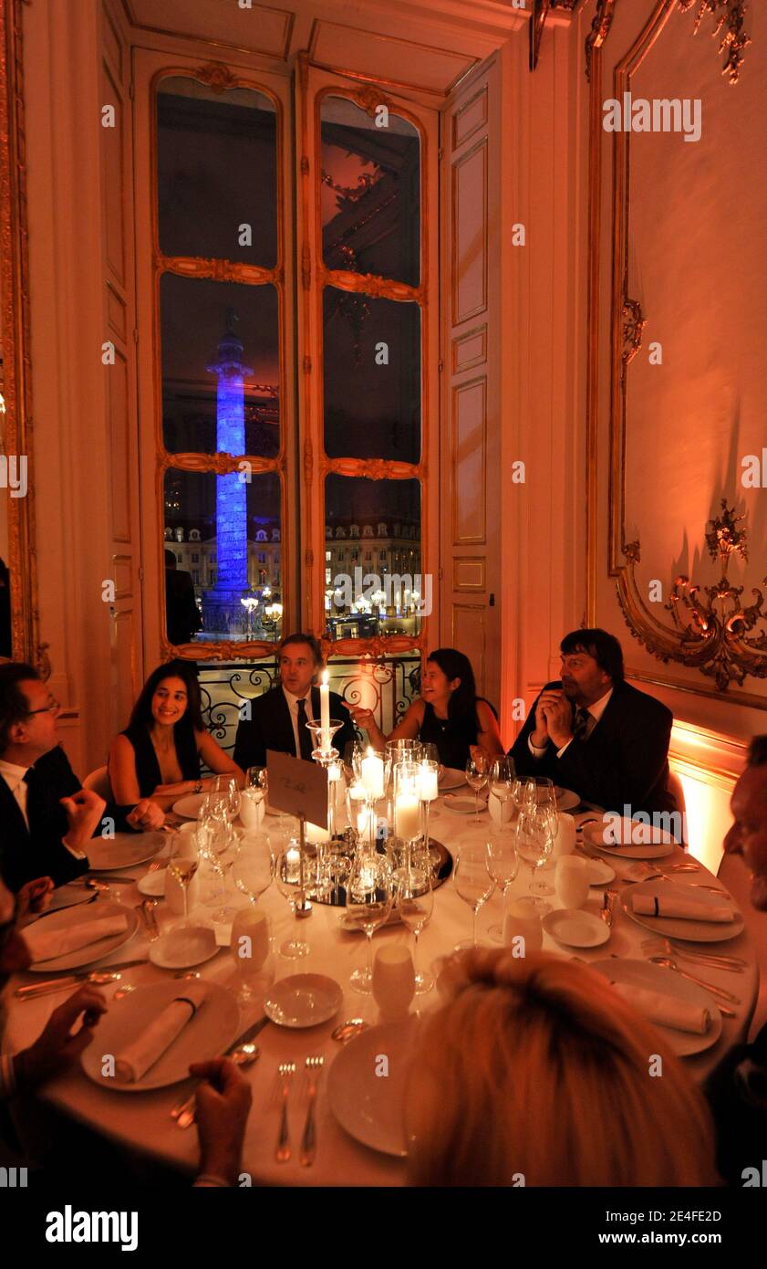 Atmosphère pendant le lancement de la boutique phare de Montblanc Paris - cocktail d'inauguration, à Paris, en France, le 1er octobre 2009. Photo de Christophe Guibbbaud/ABACAPRESS.COM Banque D'Images