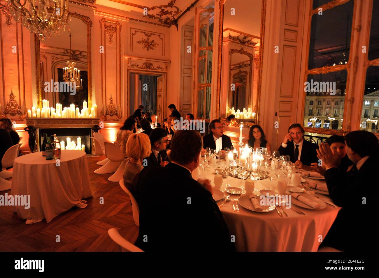 Atmosphère pendant le lancement de la boutique phare de Montblanc Paris - cocktail d'inauguration, à Paris, en France, le 1er octobre 2009. Photo de Christophe Guibbbaud/ABACAPRESS.COM Banque D'Images