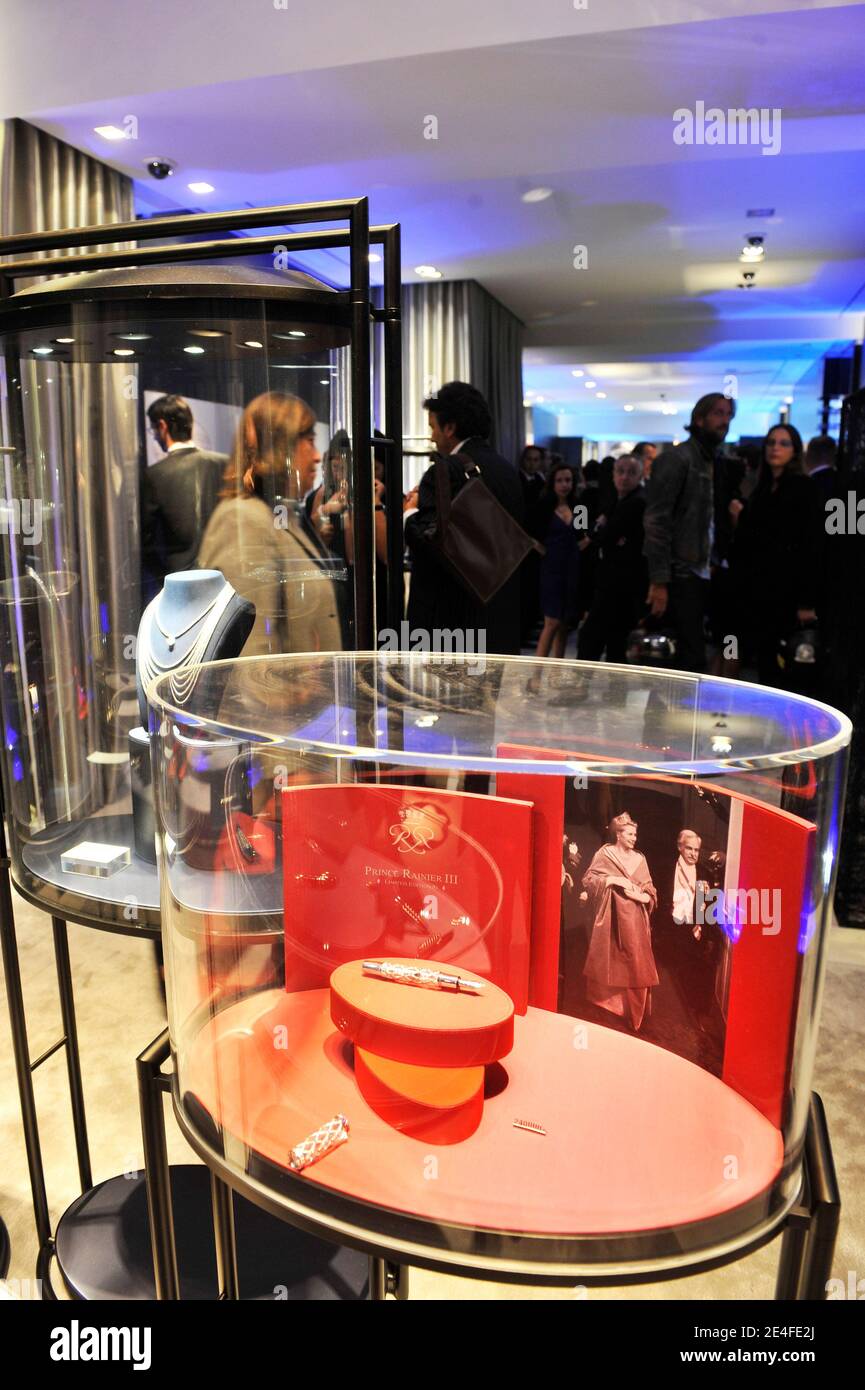 Atmosphère pendant le lancement de la boutique phare de Montblanc Paris - cocktail d'inauguration, à Paris, en France, le 1er octobre 2009. Photo de Christophe Guibbbaud/ABACAPRESS.COM Banque D'Images