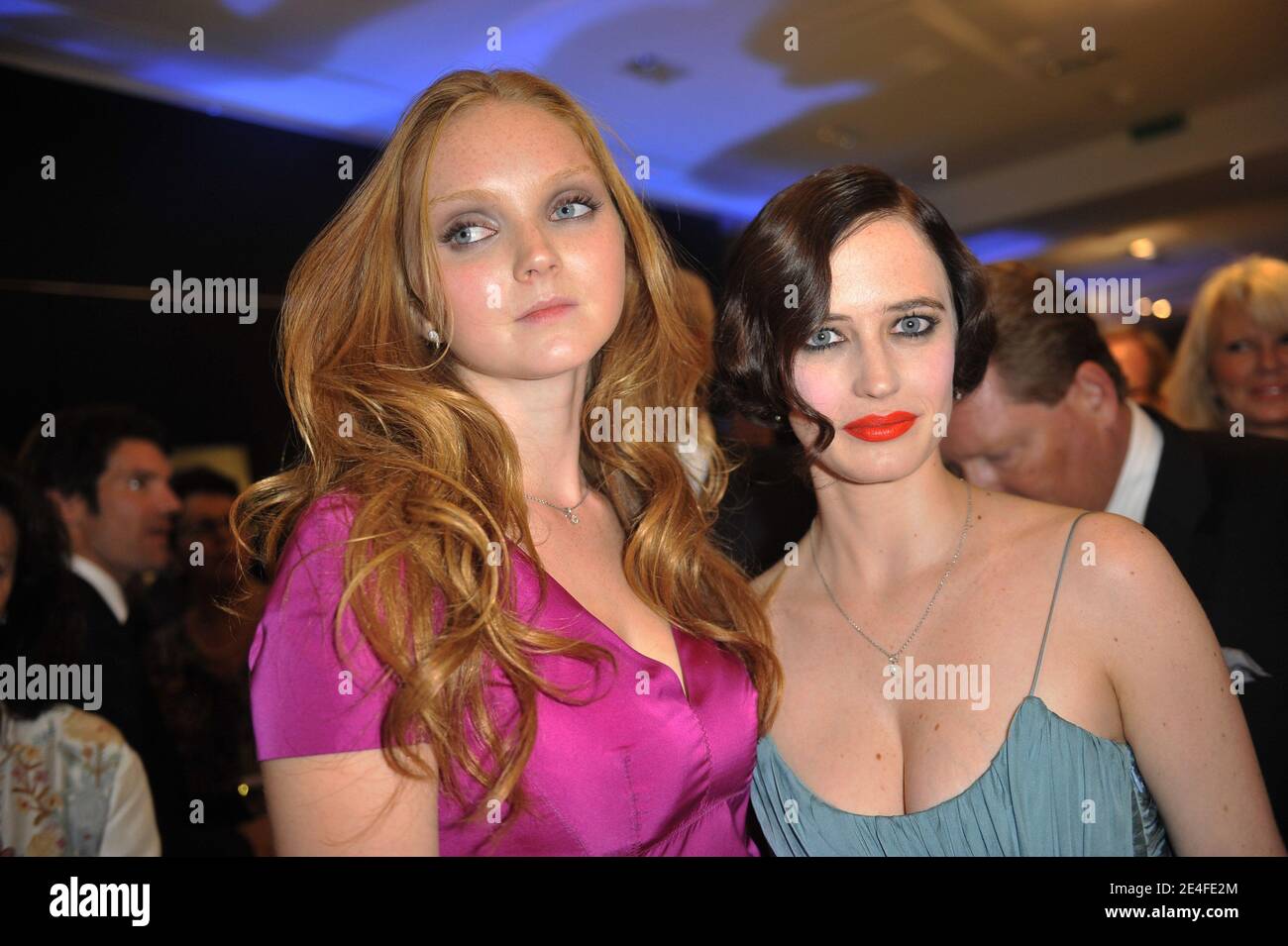 Lily Cole et Eva Green assistent à la fête du cocktail d'inauguration de la Boutique phare de Montblanc Paris, le 1er octobre 2009, à Paris, en France. Photo de Christophe Guibbbaud/ABACAPRESS.COM Banque D'Images