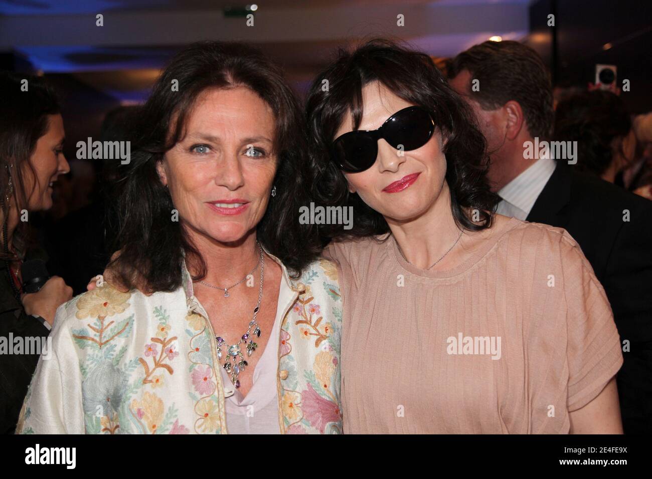 Jacqueline Bisset et Juliette Binoche assistent à la fête de lancement de la boutique phare de Montblanc Paris - cocktail d'inauguration, à Paris, en France, le 1er octobre 2009. Photo par Olivier Vigerie/ABACAPRESS.COM Banque D'Images