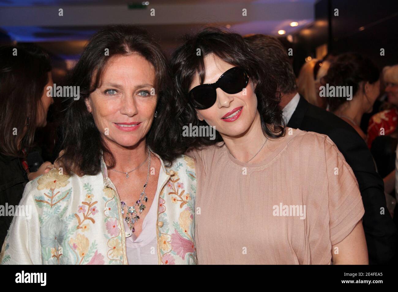Jacqueline Bisset et Juliette Binoche assistent à la fête de lancement de la boutique phare de Montblanc Paris - cocktail d'inauguration, à Paris, en France, le 1er octobre 2009. Photo par Olivier Vigerie/ABACAPRESS.COM Banque D'Images