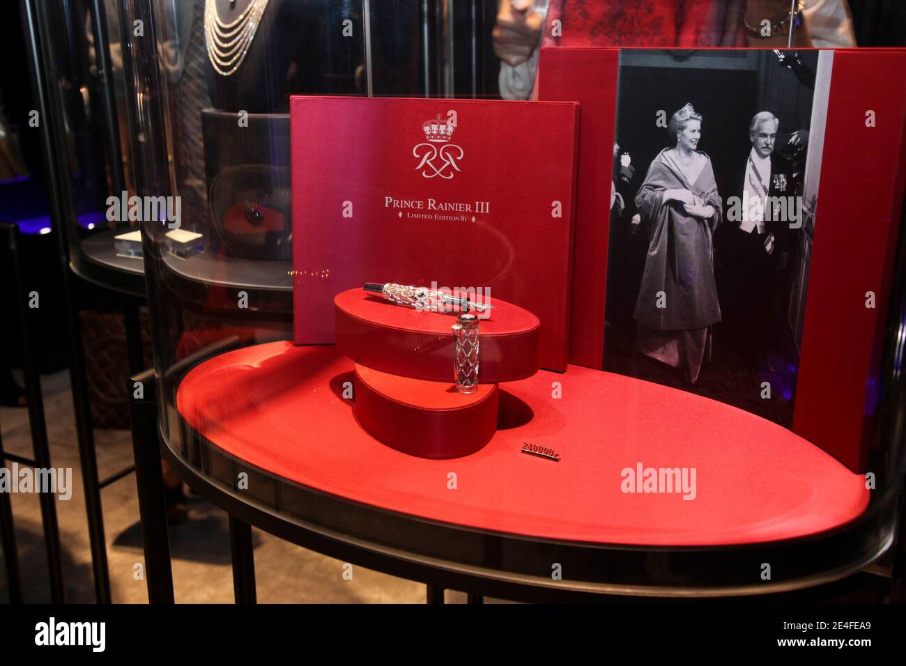 Atmosphère pendant le lancement de la boutique phare de Montblanc Paris - cocktail d'inauguration, à Paris, en France, le 1er octobre 2009. Photo par Olivier Vigerie/ABACAPRESS.COM Banque D'Images