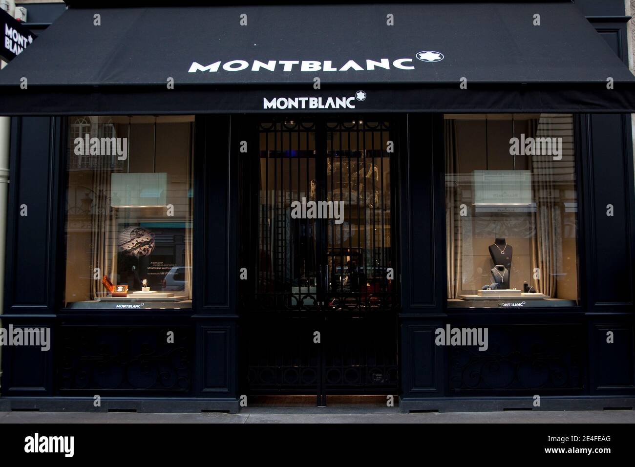 Atmosphère pendant le lancement de la boutique phare de Montblanc Paris - cocktail d'inauguration, à Paris, en France, le 1er octobre 2009. Photo par Olivier Vigerie/ABACAPRESS.COM Banque D'Images