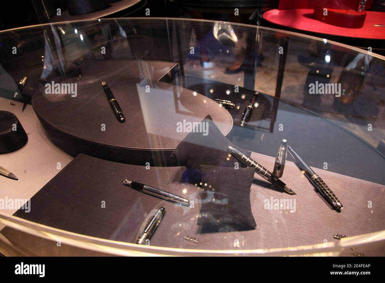 Atmosphère pendant le lancement de la boutique phare de Montblanc Paris - cocktail d'inauguration, à Paris, en France, le 1er octobre 2009. Photo par Olivier Vigerie/ABACAPRESS.COM Banque D'Images