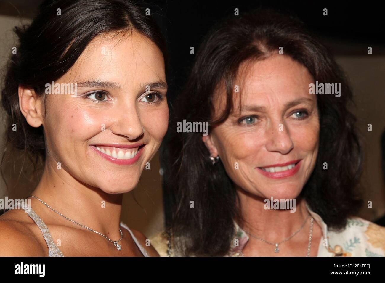 Virginie Ledoyen et Jacqueline Bisset assistent à la fête du cocktail d'inauguration de la Boutique phare de Montblanc Paris, le 1er octobre 2009, à Paris, en France. Photo par Olivier Vigerie/ABACAPRESS.COM Banque D'Images