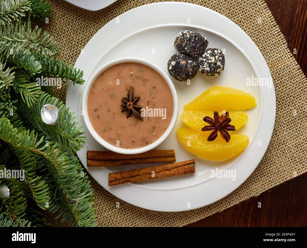 Pudding aux prunes avec une touche d'orange et truffes épicées, plat Banque D'Images