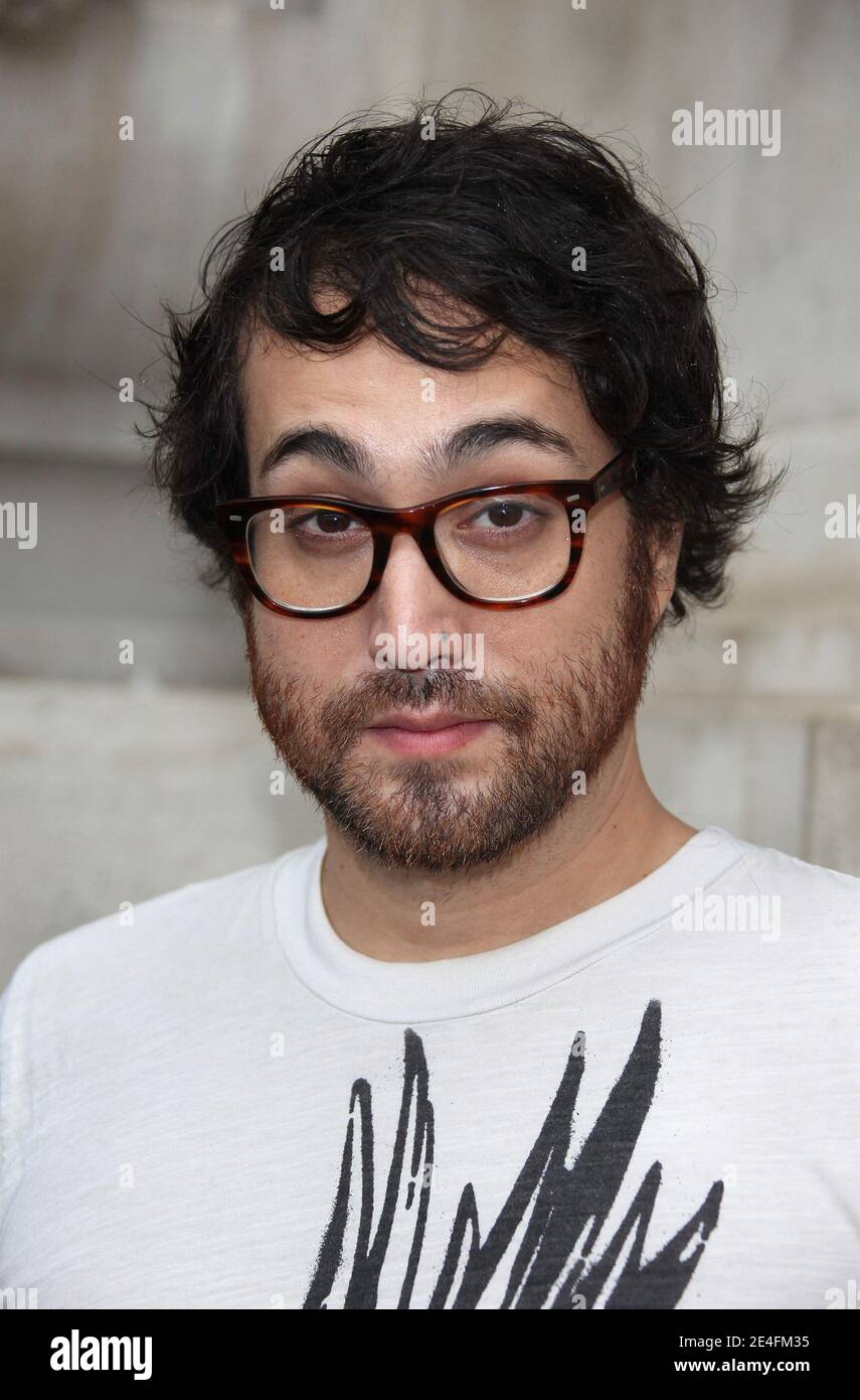 Sean Lennon et sa copine assistent au salon de la collection prêt-à-porter Printemps-été 2010 de Chanel qui s'est tenu au Grand Palais à Paris, France, le 6 octobre 2009. Photo de Denis Guignebourg/ABACAPRESS.COM Banque D'Images