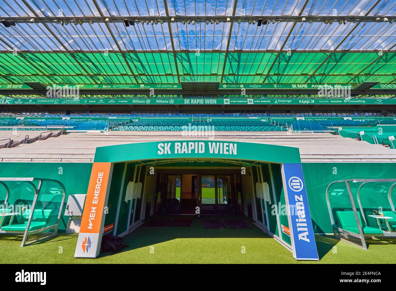 Les joueurs font le tunnel à l'arène FC Rapid. Vienne, Autriche Banque D'Images