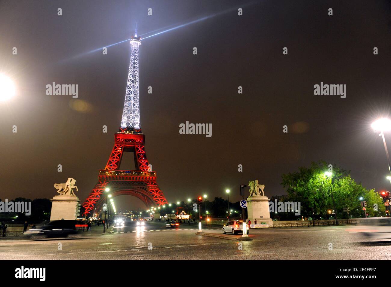 La tour Eiffel est illuminée de couleurs de drapeau turc (rouge et blanc), pour célébrer l'« année de la Turquie en France », telle qu'elle a été vue à Paris, en France, le 8 octobre 2009. Récemment, la tour Eiffel a été illuminée de rouge pour l'« année de la Chine » puis de bleu, alors que la France présidait l'Europe, en 2008. Photo par Ammar Abd Rabbo/ABACAPRESS.COM Banque D'Images