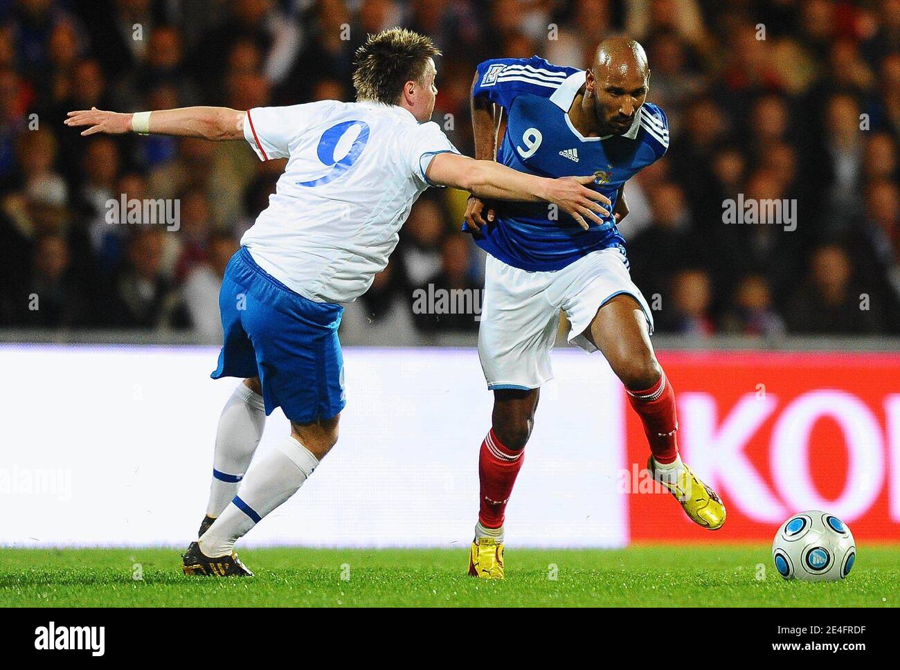 Nicalas Anelka en France batte pour le ballon avec Suni Olsen aux îles Féroé lors du match de football de qualification de coupe du monde 2010, France contre Îles Féroé au stade Roudourou à Guingamp, France, le 10 octobre 2009. La France a gagné 5-0. Photo de Steeve McMay/ABACAPRESS.COM Banque D'Images