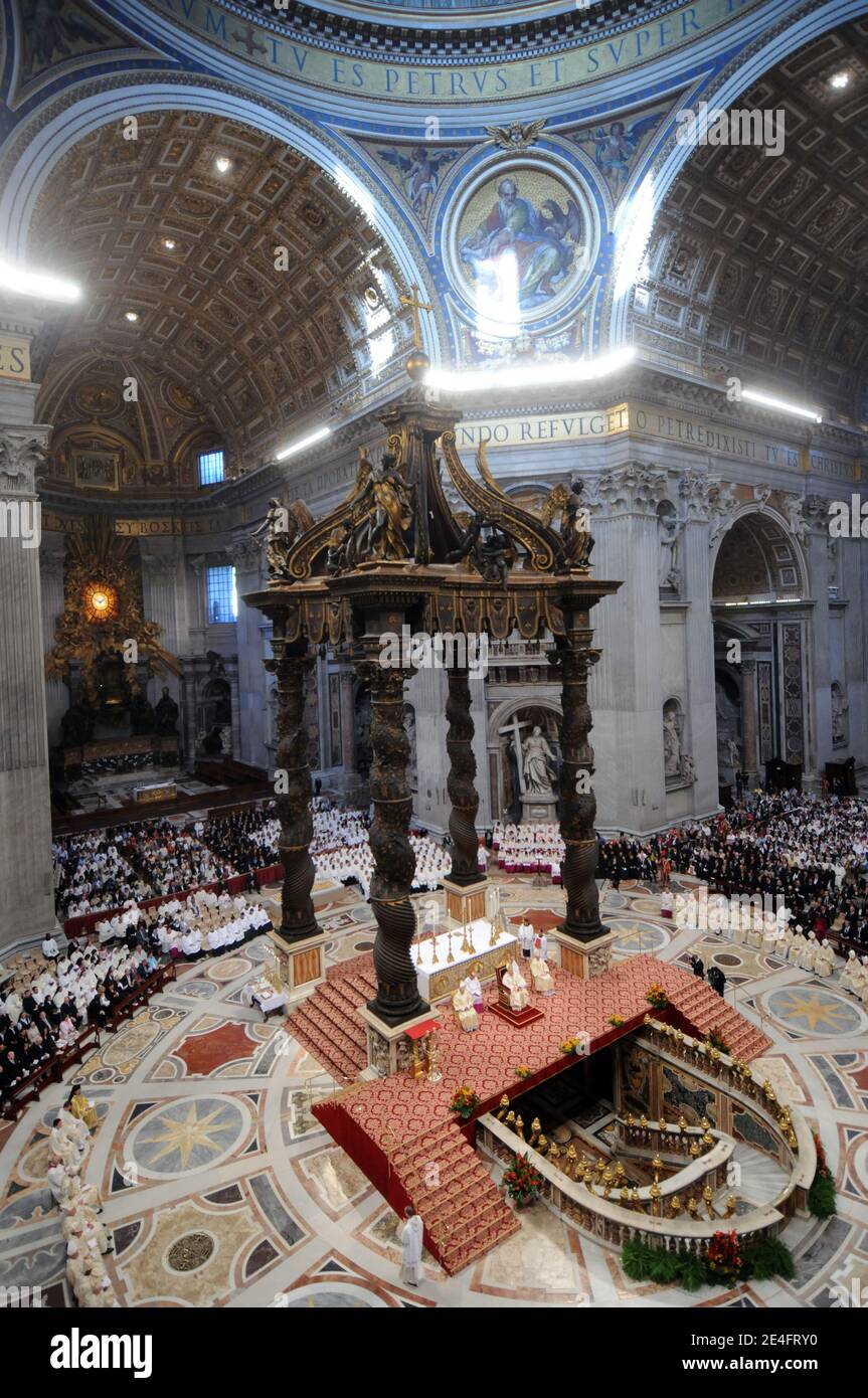 Le pape Benoît XVI mène une cérémonie de canonisation à la basilique Saint-Pierre au Vatican. Le Pape donna à l'église catholique romaine cinq nouveaux saints, le Père Damien, né sous le nom de Jozef de Veuster, Zygmunt Szczesny Felinski, Francisco Coll y Guitart, Rafael Arnaiz Baron, Marie de la Croix (Jeanne) Jugan, Rome, Vatican, le 11 octobre 2009. Photo par ABACAPRESS.COM Banque D'Images