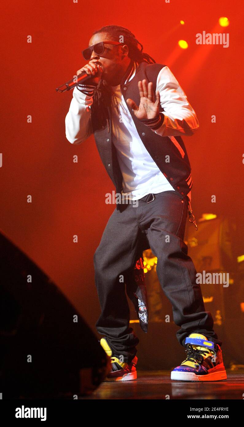 LE chanteur AMÉRICAIN Lil Wayne joue en direct sur scène avec son groupe au Zenith, à Paris, en France, le 11 octobre 2009. Photo de Christophe Guibbbaud/ABACAPRESS.COM Banque D'Images