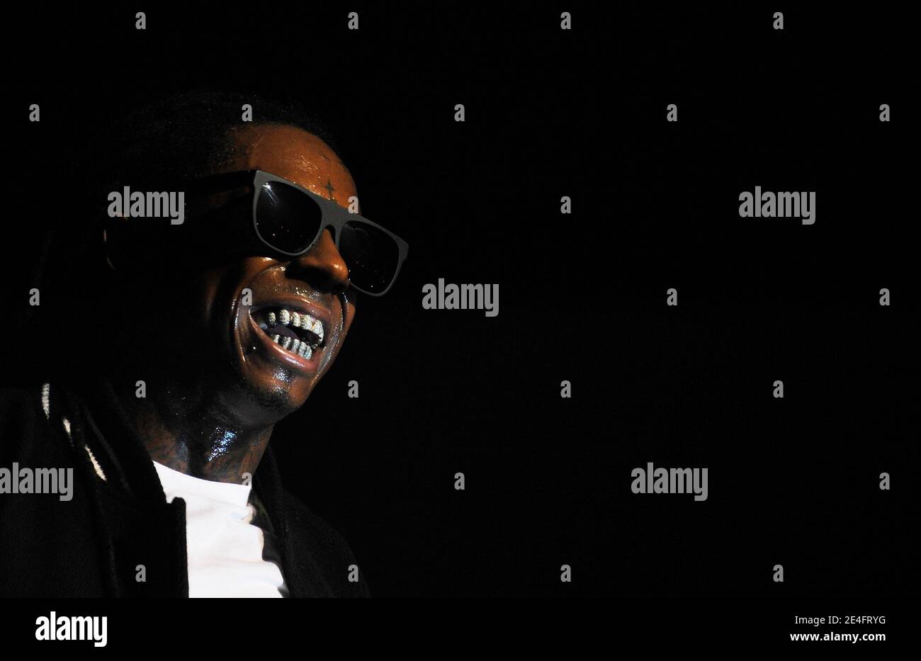 LE chanteur AMÉRICAIN Lil Wayne joue en direct sur scène avec son groupe au Zenith, à Paris, en France, le 11 octobre 2009. Photo de Christophe Guibbbaud/ABACAPRESS.COM Banque D'Images
