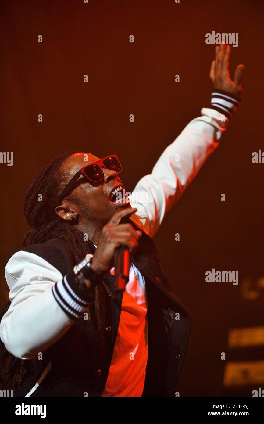 LE chanteur AMÉRICAIN Lil Wayne joue en direct sur scène avec son groupe au Zenith, à Paris, en France, le 11 octobre 2009. Photo de Christophe Guibbbaud/ABACAPRESS.COM Banque D'Images