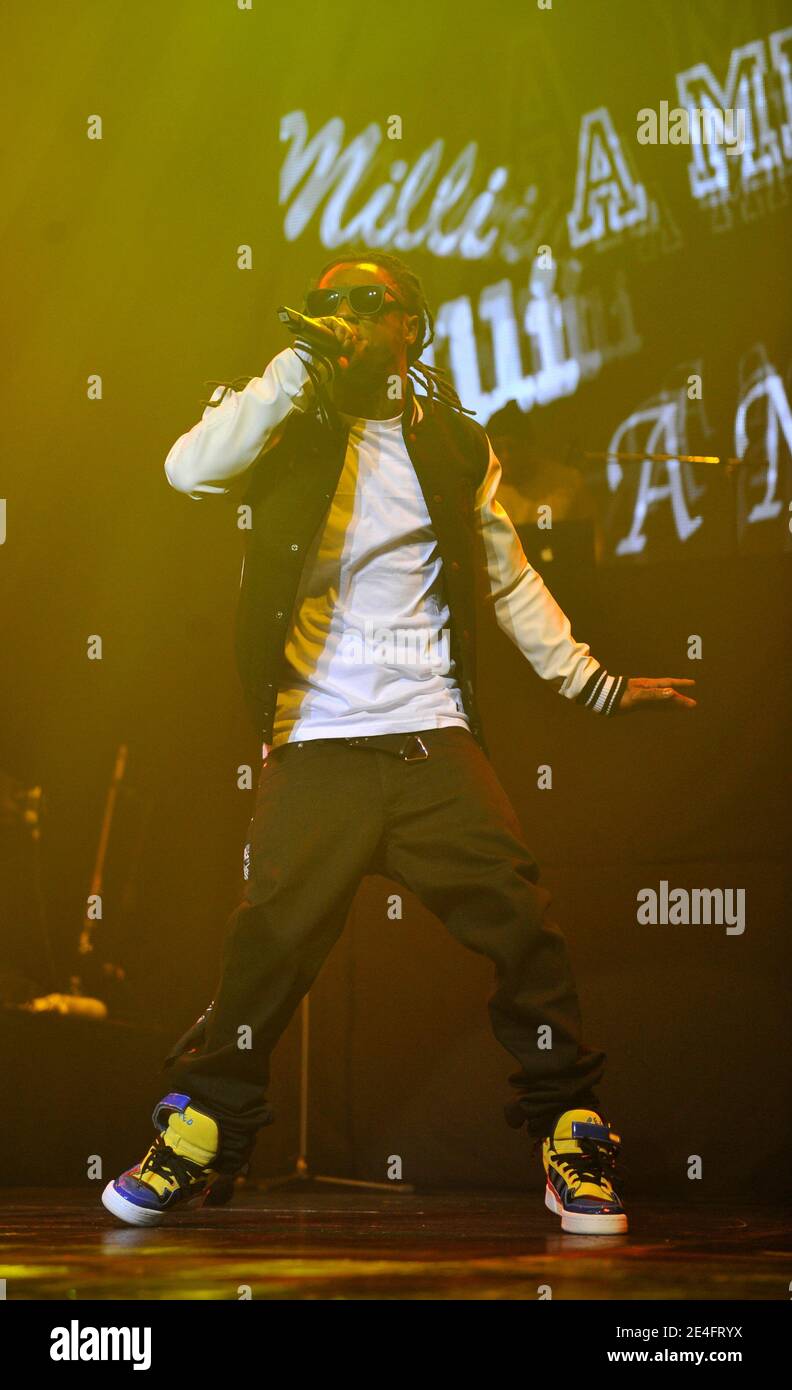 LE chanteur AMÉRICAIN Lil Wayne joue en direct sur scène avec son groupe au Zenith, à Paris, en France, le 11 octobre 2009. Photo de Christophe Guibbbaud/ABACAPRESS.COM Banque D'Images