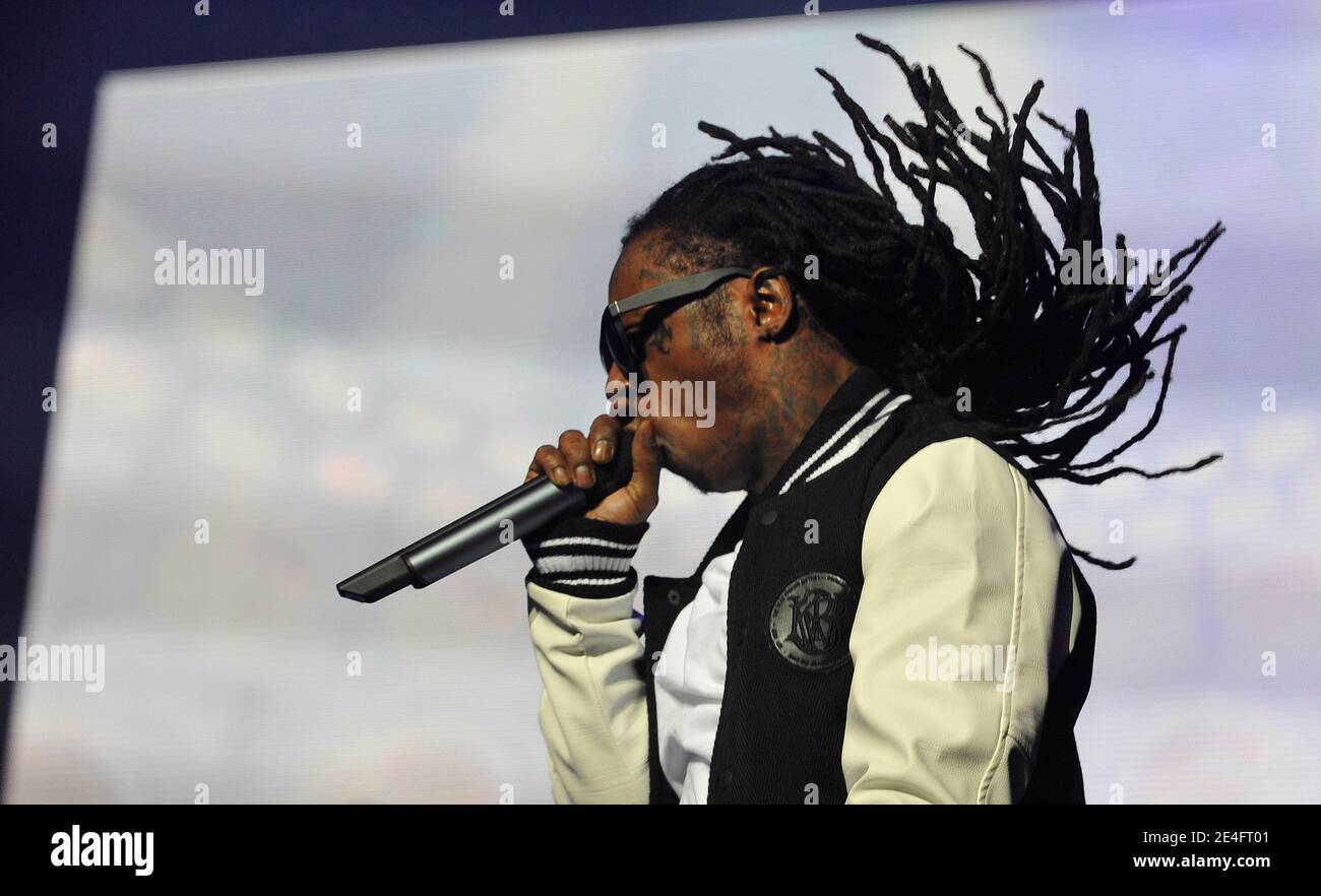 LE chanteur AMÉRICAIN Lil Wayne joue en direct sur scène avec son groupe au Zenith, à Paris, en France, le 11 octobre 2009. Photo de Christophe Guibbbaud/ABACAPRESS.COM Banque D'Images