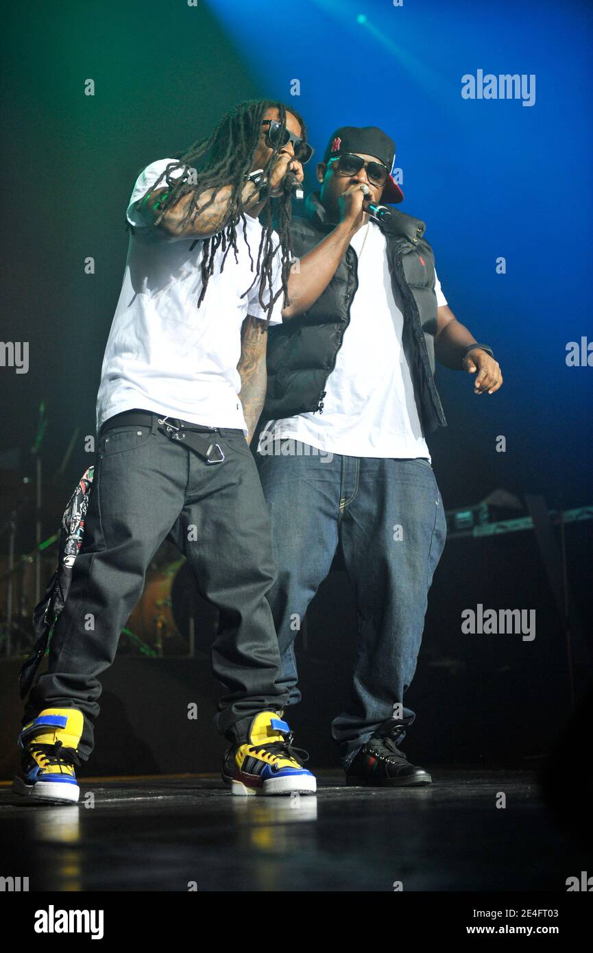 LE chanteur AMÉRICAIN Lil Wayne joue en direct sur scène avec son groupe au Zenith, à Paris, en France, le 11 octobre 2009. Photo de Christophe Guibbbaud/ABACAPRESS.COM Banque D'Images