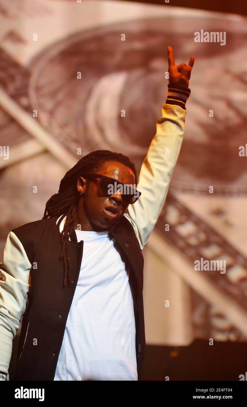 LE chanteur AMÉRICAIN Lil Wayne joue en direct sur scène avec son groupe au Zenith, à Paris, en France, le 11 octobre 2009. Photo de Christophe Guibbbaud/ABACAPRESS.COM Banque D'Images
