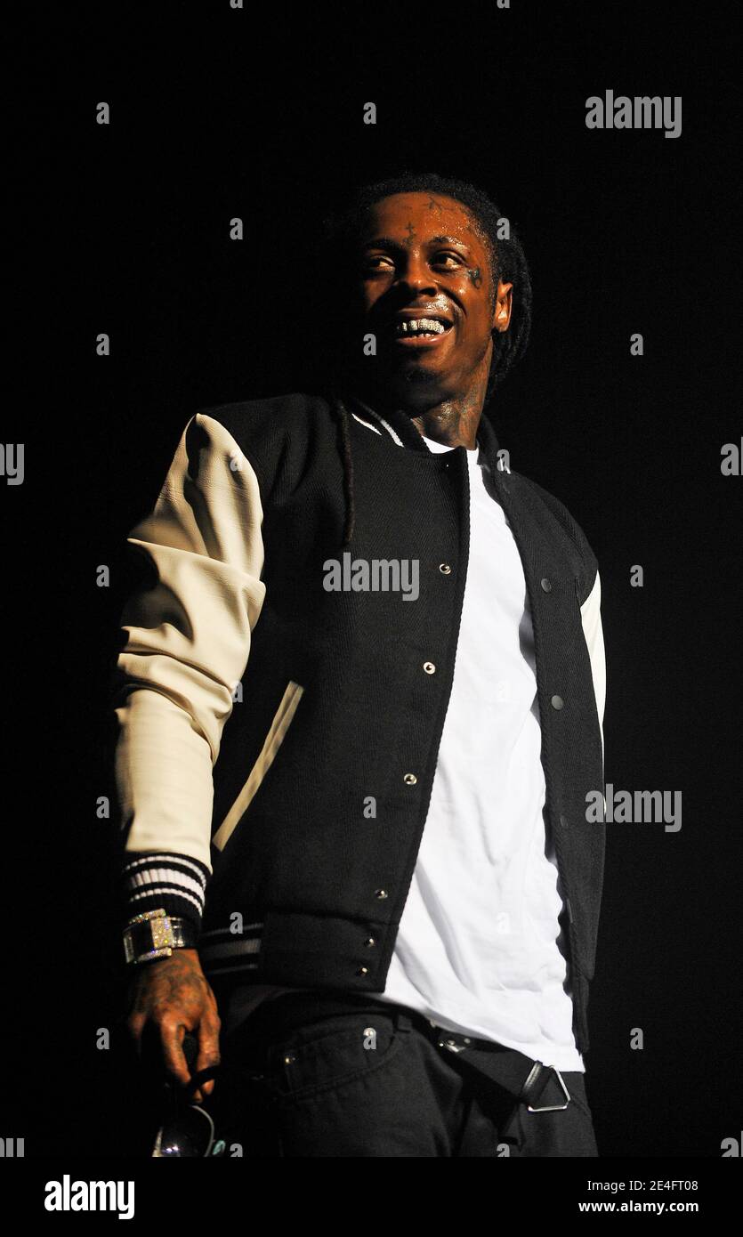 LE chanteur AMÉRICAIN Lil Wayne joue en direct sur scène avec son groupe au Zenith, à Paris, en France, le 11 octobre 2009. Photo de Christophe Guibbbaud/ABACAPRESS.COM Banque D'Images