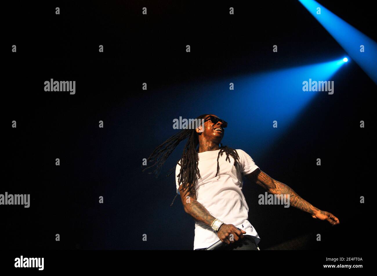 LE chanteur AMÉRICAIN Lil Wayne joue en direct sur scène avec son groupe au Zenith, à Paris, en France, le 11 octobre 2009. Photo de Christophe Guibbbaud/ABACAPRESS.COM Banque D'Images
