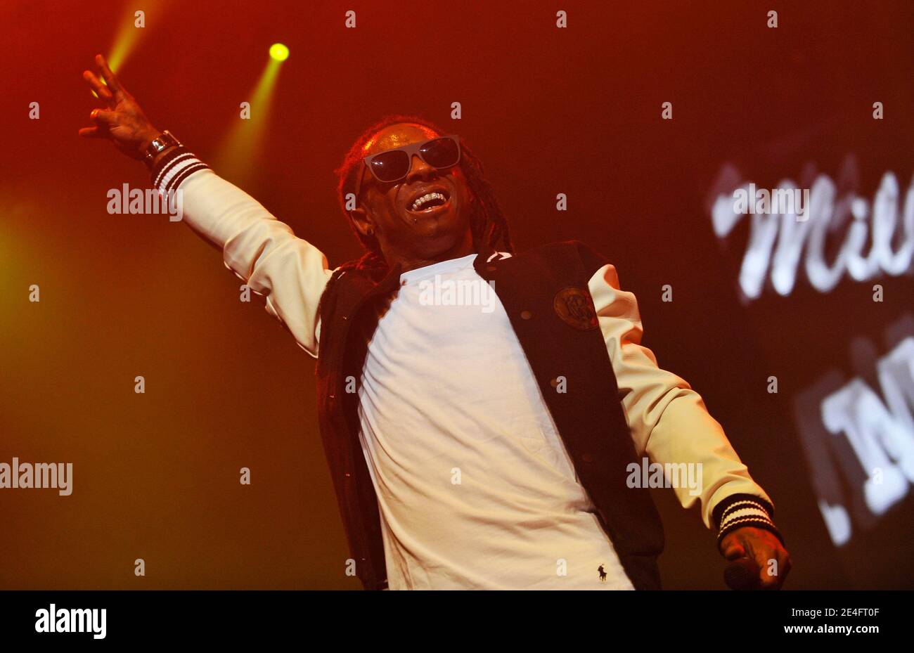 LE chanteur AMÉRICAIN Lil Wayne joue en direct sur scène avec son groupe au Zenith, à Paris, en France, le 11 octobre 2009. Photo de Christophe Guibbbaud/ABACAPRESS.COM Banque D'Images