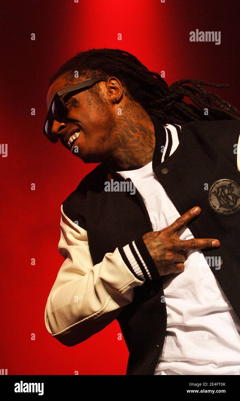 LE chanteur AMÉRICAIN Lil Wayne joue en direct sur scène avec son groupe au Zenith, à Paris, en France, le 11 octobre 2009. Photo de Christophe Guibbbaud/ABACAPRESS.COM Banque D'Images