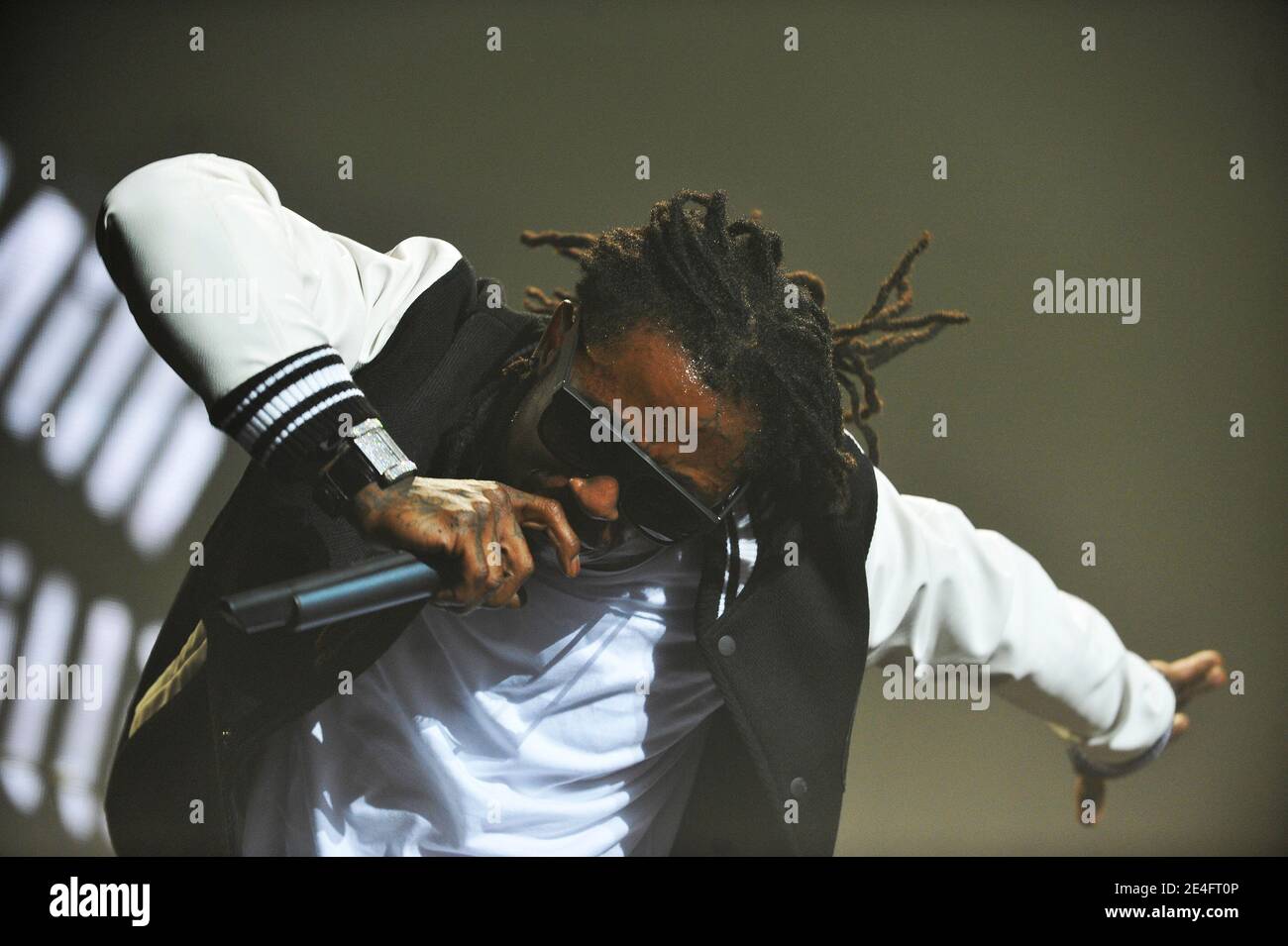 LE chanteur AMÉRICAIN Lil Wayne joue en direct sur scène avec son groupe au Zenith, à Paris, en France, le 11 octobre 2009. Photo de Christophe Guibbbaud/ABACAPRESS.COM Banque D'Images