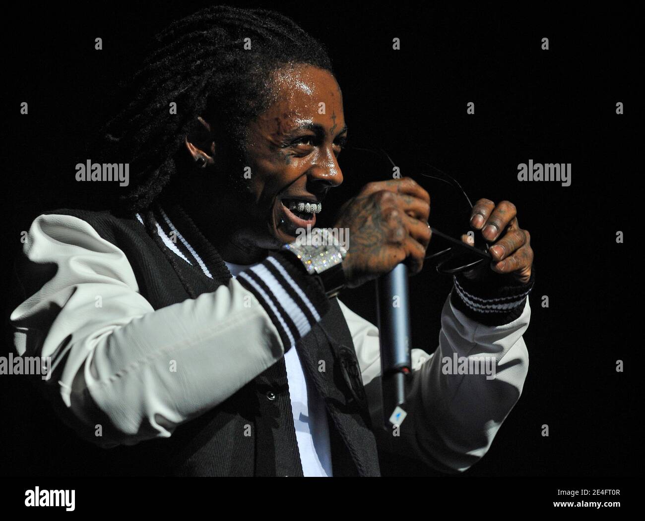 LE chanteur AMÉRICAIN Lil Wayne joue en direct sur scène avec son groupe au Zenith, à Paris, en France, le 11 octobre 2009. Photo de Christophe Guibbbaud/ABACAPRESS.COM Banque D'Images