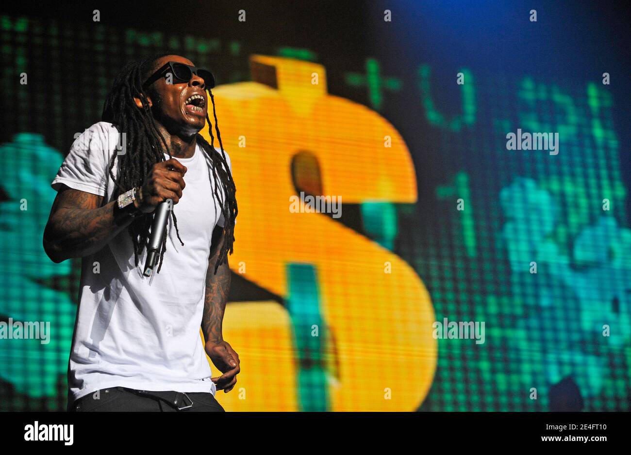 LE chanteur AMÉRICAIN Lil Wayne joue en direct sur scène avec son groupe au Zenith, à Paris, en France, le 11 octobre 2009. Photo de Christophe Guibbbaud/ABACAPRESS.COM Banque D'Images