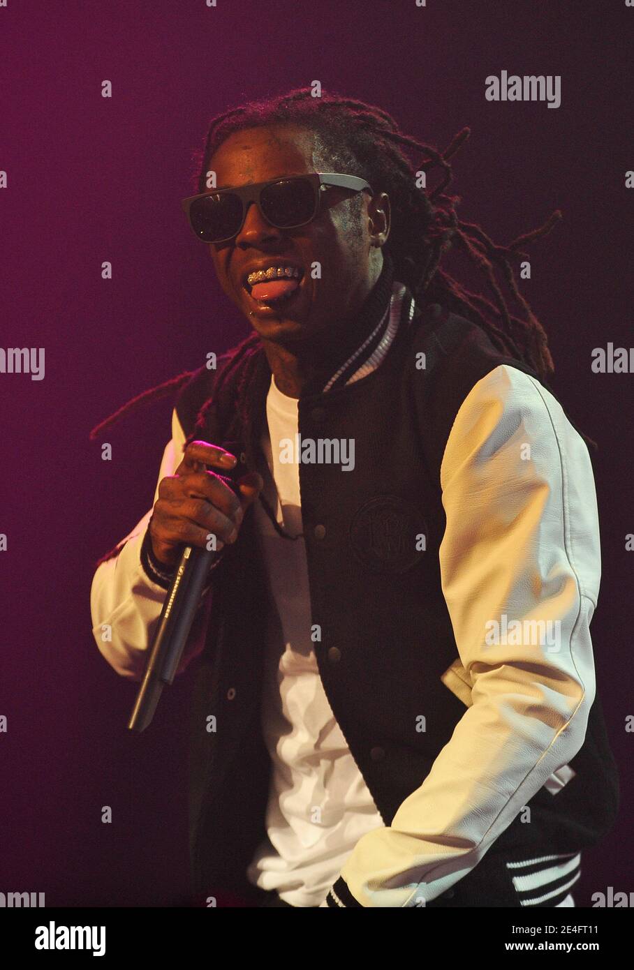 LE chanteur AMÉRICAIN Lil Wayne joue en direct sur scène avec son groupe au Zenith, à Paris, en France, le 11 octobre 2009. Photo de Christophe Guibbbaud/ABACAPRESS.COM Banque D'Images